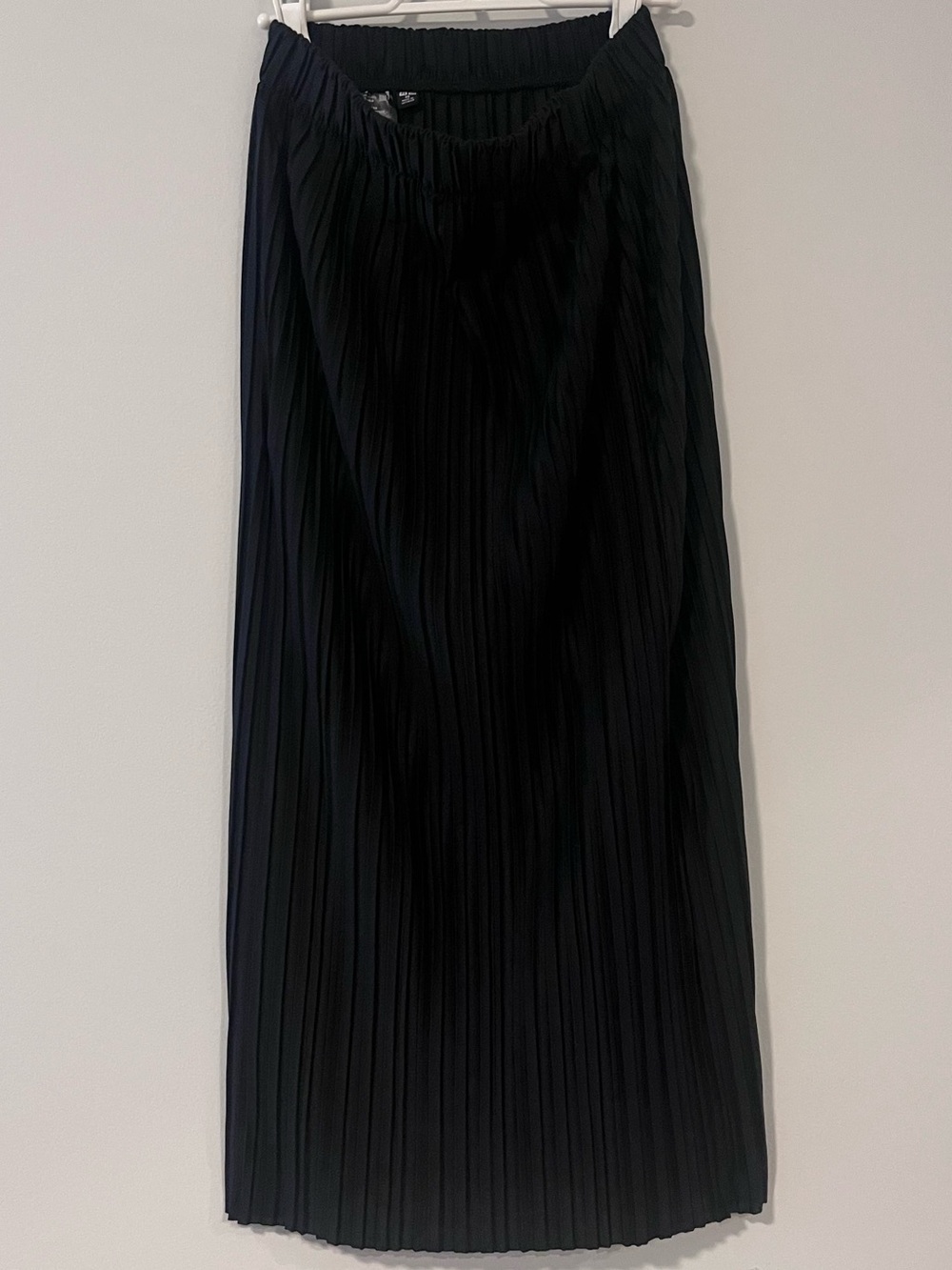 Uniqlo Black Pleated Maxi Skirt